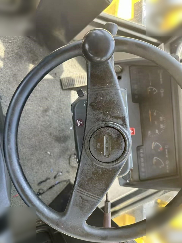 Kolový nakladač KOMATSU WA470-3: obrázek 8