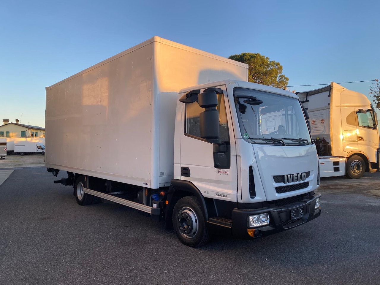 IVECO EUROCARGO 75E19 - Skříňový nákladní auto: obrázek 2 IVECO EUROCARGO 75E19 - Skříňový nákladní auto: obrázek 2
