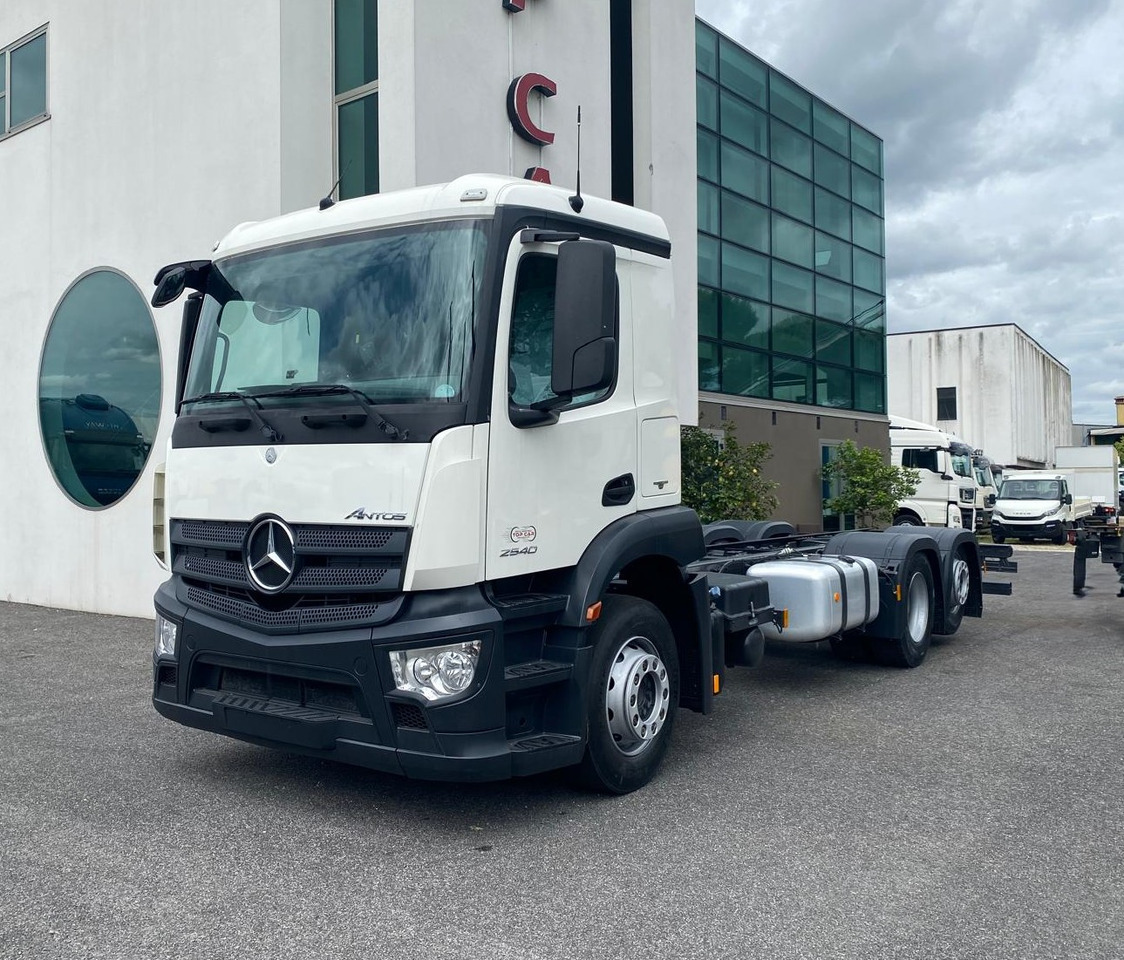 MERCEDES-BENZ ANTOS 25.40 - Podvozek s kabinou: obrázek 2 MERCEDES-BENZ ANTOS 25.40 - Podvozek s kabinou: obrázek 2