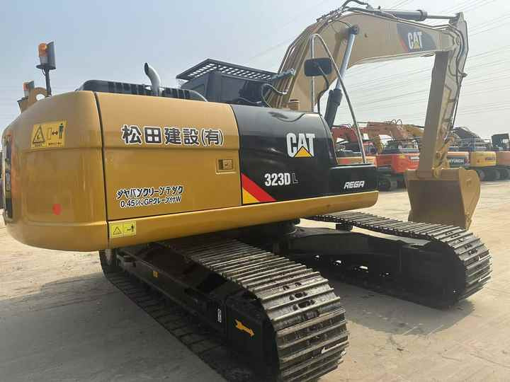 Certified Pre-Owned CAT 323DL | Heavy-Duty Excavator for Mining/ Construction - Price Negotiable! - Pásové rýpadlo: obrázek 4 Certified Pre-Owned CAT 323DL | Heavy-Duty Excavator for Mining/ Construction - Price Negotiable! - Pásové rýpadlo: obrázek 4