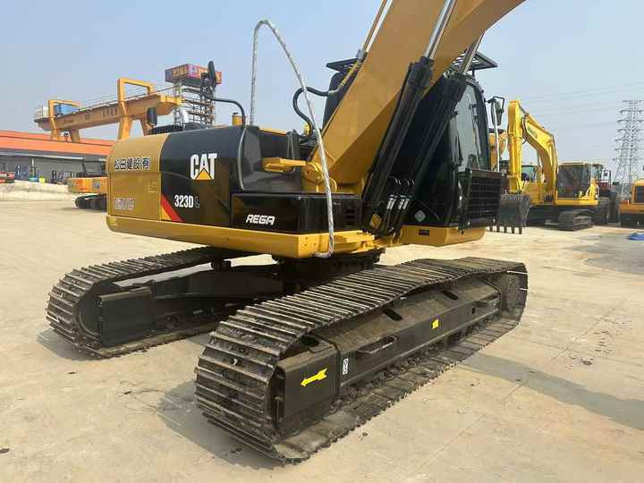 Certified Pre-Owned CAT 323DL | Heavy-Duty Excavator for Mining/ Construction - Price Negotiable! - Pásové rýpadlo: obrázek 3 Certified Pre-Owned CAT 323DL | Heavy-Duty Excavator for Mining/ Construction - Price Negotiable! - Pásové rýpadlo: obrázek 3