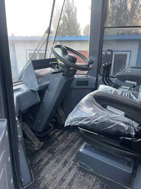 Certified Pre-Owned Komatsu WA380-3 | Heavy-Duty Loader for Mining/ Construction - Price Negotiable! - Kolový nakladač: obrázek 2 Certified Pre-Owned Komatsu WA380-3 | Heavy-Duty Loader for Mining/ Construction - Price Negotiable! - Kolový nakladač: obrázek 2