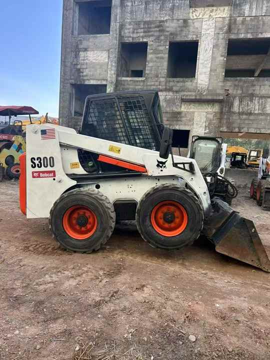 Second Hand BOBCAT S300 Skid-steer Loader with Very Good Performance Is for Sale at a Low Price - Smykový nakladač: obrázek 2 Second Hand BOBCAT S300 Skid-steer Loader with Very Good Performance Is for Sale at a Low Price - Smykový nakladač: obrázek 2