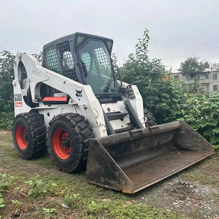 Second Hand BOBCAT S300 Skid-steer Loader with Very Good Performance Is for Sale at a Low Price - Smykový nakladač: obrázek 1 Second Hand BOBCAT S300 Skid-steer Loader with Very Good Performance Is for Sale at a Low Price - Smykový nakladač: obrázek 1