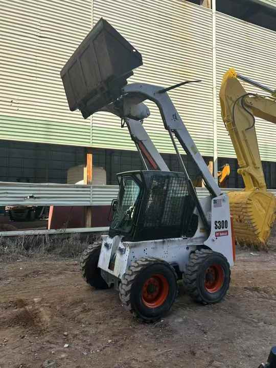 Second Hand BOBCAT S300 Skid-steer Loader with Very Good Performance Is for Sale at a Low Price - Smykový nakladač: obrázek 5 Second Hand BOBCAT S300 Skid-steer Loader with Very Good Performance Is for Sale at a Low Price - Smykový nakladač: obrázek 5