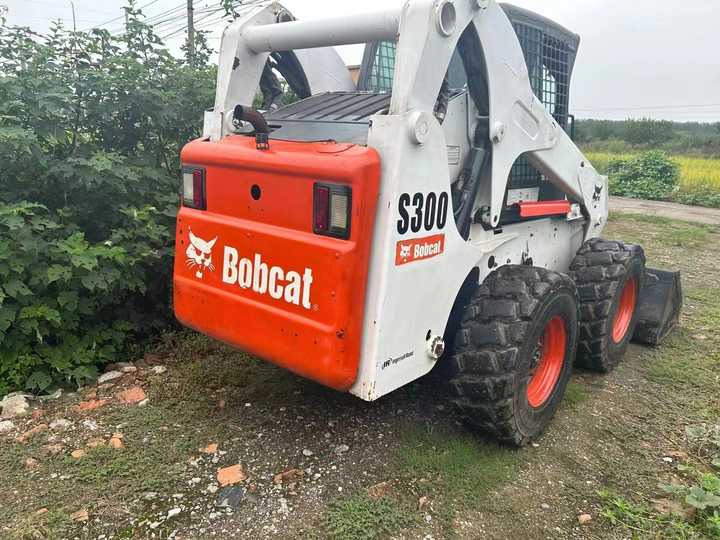 Second Hand BOBCAT S300 Skid-steer Loader with Very Good Performance Is for Sale at a Low Price - Smykový nakladač: obrázek 5 Second Hand BOBCAT S300 Skid-steer Loader with Very Good Performance Is for Sale at a Low Price - Smykový nakladač: obrázek 5