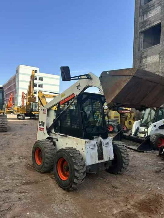 Second Hand BOBCAT S300 Skid-steer Loader with Very Good Performance Is for Sale at a Low Price - Smykový nakladač: obrázek 4 Second Hand BOBCAT S300 Skid-steer Loader with Very Good Performance Is for Sale at a Low Price - Smykový nakladač: obrázek 4