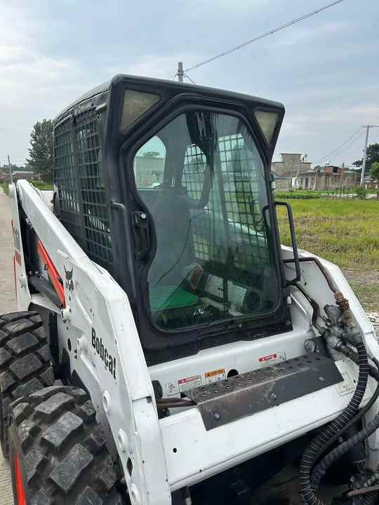 USED BOBCAT S160 Skid-steer Loader Bobcat S160 Carry Sweeper with Very Good Performance Is for Sale at a Low Price. - Smykový nakladač: obrázek 3 USED BOBCAT S160 Skid-steer Loader Bobcat S160 Carry Sweeper with Very Good Performance Is for Sale at a Low Price. - Smykový nakladač: obrázek 3