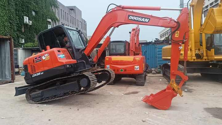 Used Mini Excavator DX55-9C Doosan Excavator 5 Tonnes High Performance Low Price for Sale Dh55 Dh60 Dx55 Dx60 in Stock - Mini rýpadlo: obrázek 2 Used Mini Excavator DX55-9C Doosan Excavator 5 Tonnes High Performance Low Price for Sale Dh55 Dh60 Dx55 Dx60 in Stock - Mini rýpadlo: obrázek 2