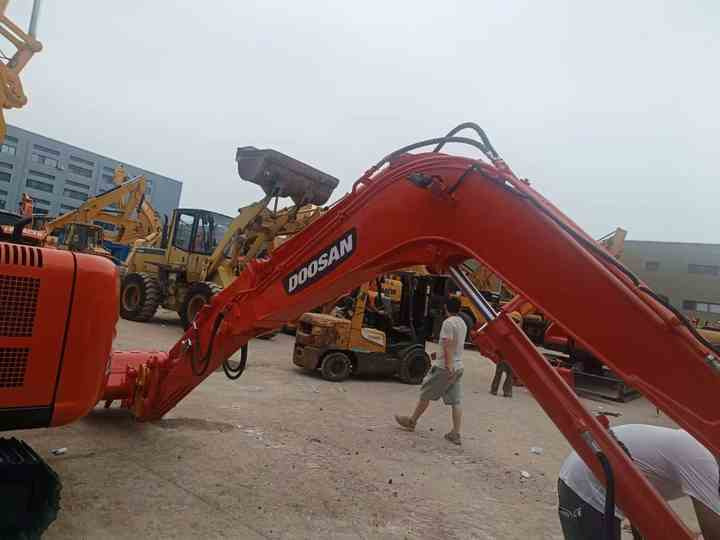 Used Mini Excavator DX55-9C Doosan Excavator 5 Tonnes High Performance Low Price for Sale Dh55 Dh60 Dx55 Dx60 in Stock - Mini rýpadlo: obrázek 3 Used Mini Excavator DX55-9C Doosan Excavator 5 Tonnes High Performance Low Price for Sale Dh55 Dh60 Dx55 Dx60 in Stock - Mini rýpadlo: obrázek 3