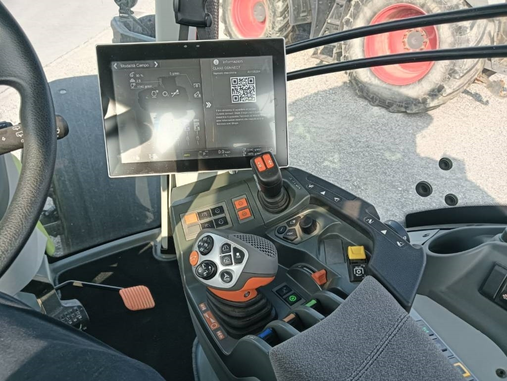 Claas Axion 870 Cmatic - Traktor: obrázek 4 Claas Axion 870 Cmatic - Traktor: obrázek 4