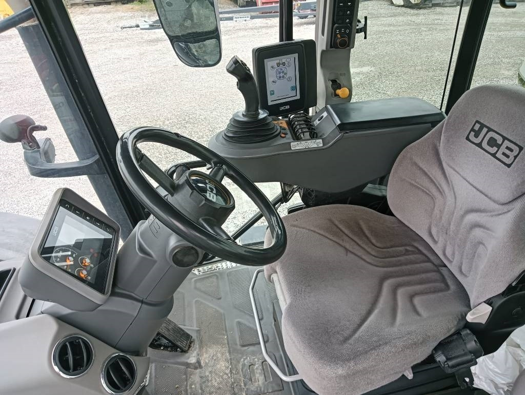 Traktor JCB Fastrac 4220: obrázek 11