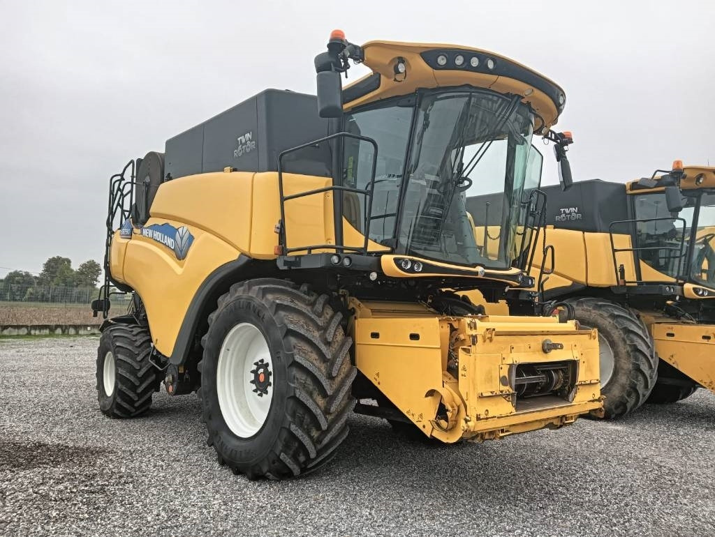 New Holland CR 7.90 - Sklízecí mlátička: obrázek 1 New Holland CR 7.90 - Sklízecí mlátička: obrázek 1
