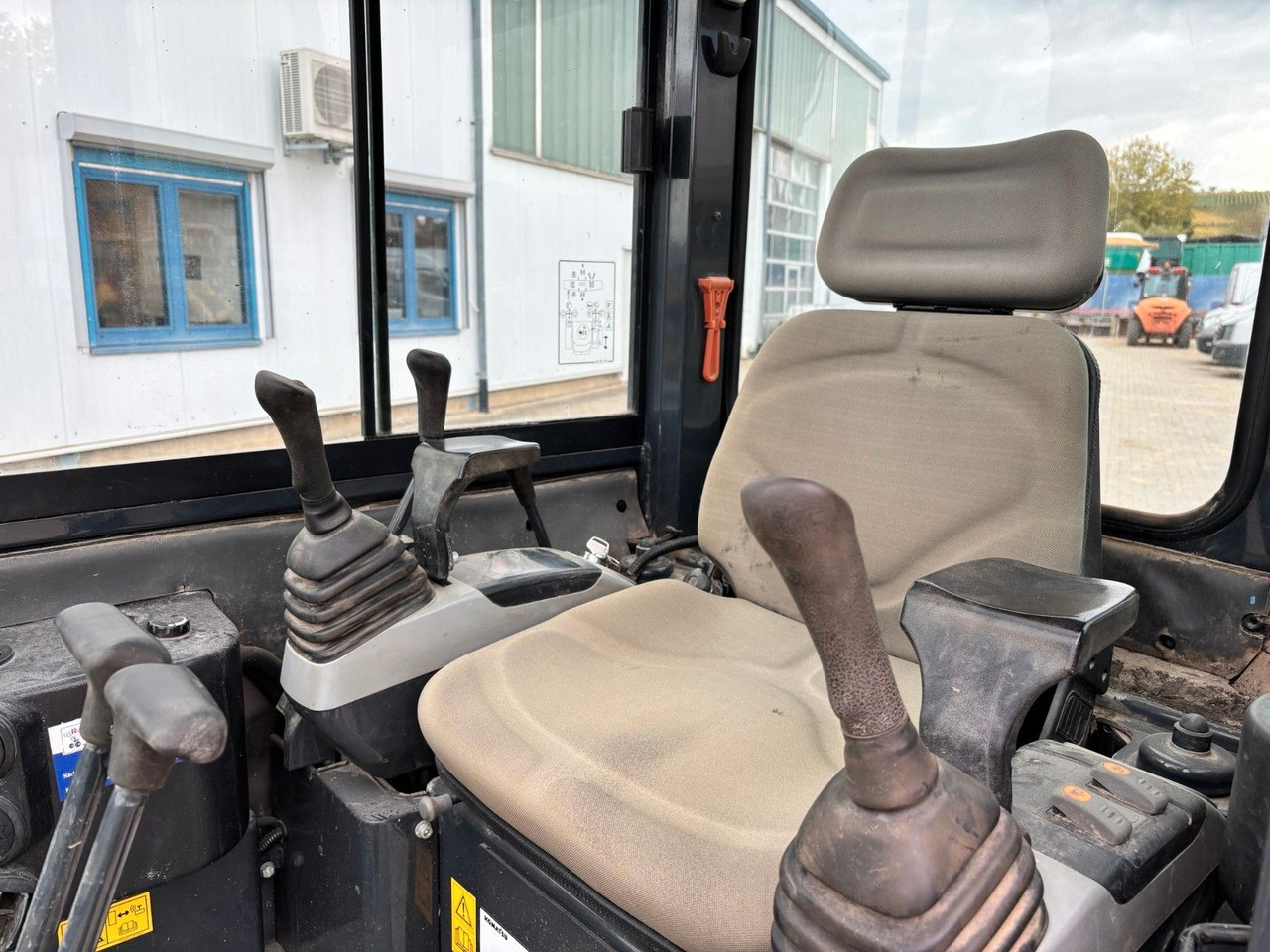 Komatsu PC26MR-3 - Mini rýpadlo: obrázek 4 Komatsu PC26MR-3 - Mini rýpadlo: obrázek 4