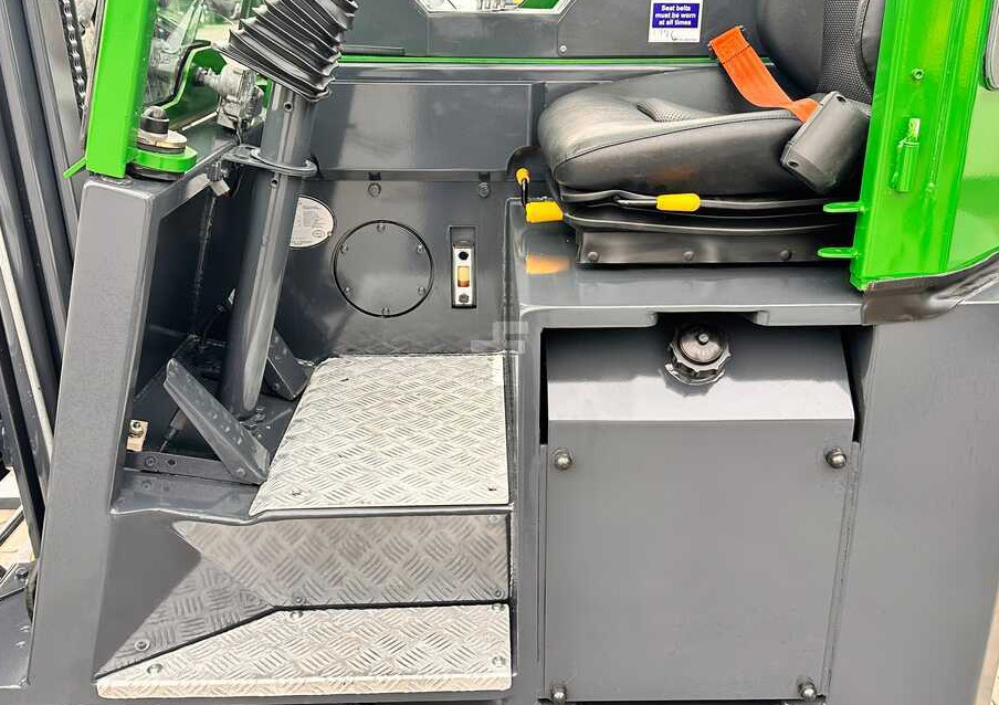 Combilift C2500CB / TRIPLEX / DIESEL / 4900MM / FREE LIFT / POSITIONER 1720MM / LIKE NEW - Čtyřcestný vozík: obrázek 3 Combilift C2500CB / TRIPLEX / DIESEL / 4900MM / FREE LIFT / POSITIONER 1720MM / LIKE NEW - Čtyřcestný vozík: obrázek 3