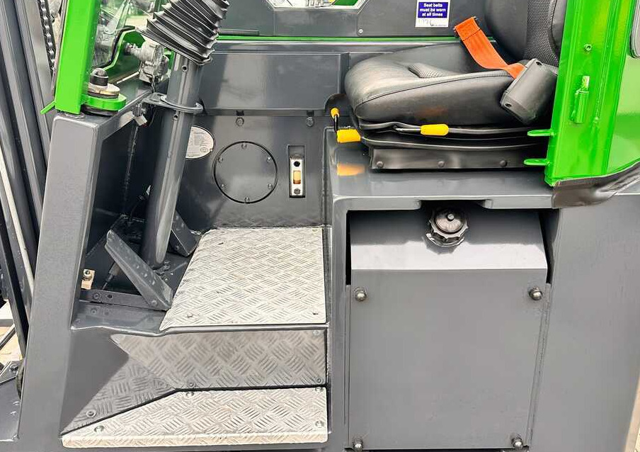 Combilift C2500CB / TRIPLEX / DIESEL / 4900MM / FREE LIFT / POSITIONER 1720MM / LIKE NEW - Čtyřcestný vozík: obrázek 4 Combilift C2500CB / TRIPLEX / DIESEL / 4900MM / FREE LIFT / POSITIONER 1720MM / LIKE NEW - Čtyřcestný vozík: obrázek 4