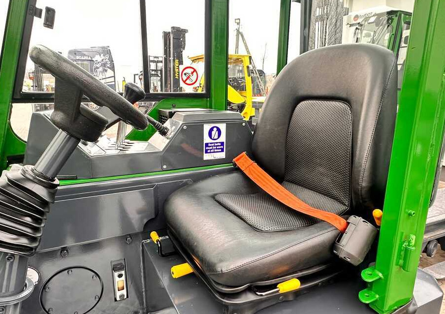 Combilift C2500CB / TRIPLEX / DIESEL / 4900MM / FREE LIFT / POSITIONER 1720MM / LIKE NEW - Čtyřcestný vozík: obrázek 4 Combilift C2500CB / TRIPLEX / DIESEL / 4900MM / FREE LIFT / POSITIONER 1720MM / LIKE NEW - Čtyřcestný vozík: obrázek 4