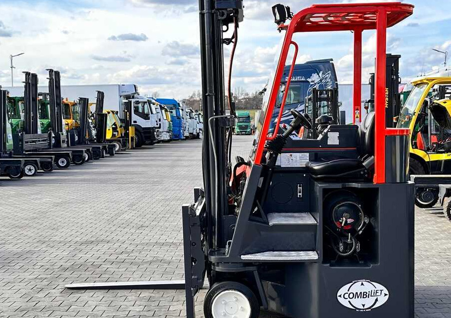 Combilift C3000CB / LPG / TRIPLEX / 5500MM / FREE LIFT / SIDE SHIFT + FORK POSITIONER / LIKE NEW - Čtyřcestný vozík: obrázek 2 Combilift C3000CB / LPG / TRIPLEX / 5500MM / FREE LIFT / SIDE SHIFT + FORK POSITIONER / LIKE NEW - Čtyřcestný vozík: obrázek 2