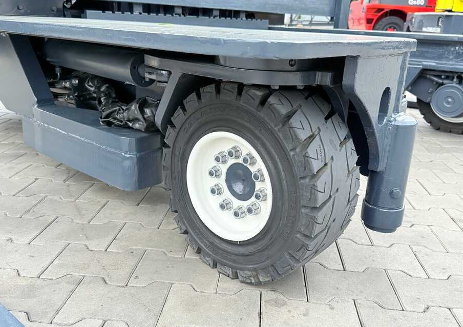 Combilift C5000 / TRIPLEX 7500MM / WIDE FORK POSITIONER / FREE LIFT / NEW TYRES / HEATED CABIN - Čtyřcestný vozík: obrázek 5 Combilift C5000 / TRIPLEX 7500MM / WIDE FORK POSITIONER / FREE LIFT / NEW TYRES / HEATED CABIN - Čtyřcestný vozík: obrázek 5