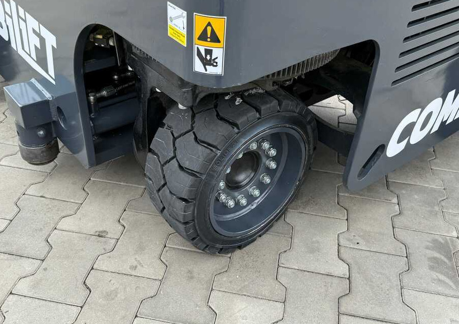 Combilift MR / ELECTRIC / TRIPLEX – 6000MM / FULL FREE LIFT / WIDE POSITIONER / FORK SIDESHIFT / ONLY 1400 HOURS / LIKE NEW - Čtyřcestný vozík: obrázek 5 Combilift MR / ELECTRIC / TRIPLEX – 6000MM / FULL FREE LIFT / WIDE POSITIONER / FORK SIDESHIFT / ONLY 1400 HOURS / LIKE NEW - Čtyřcestný vozík: obrázek 5