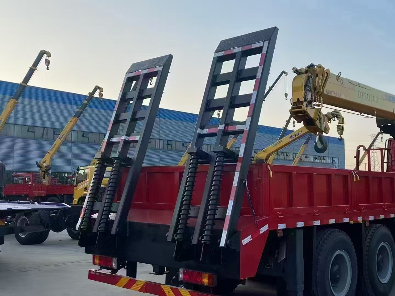 Delong Delong M3000,XCMG DFSQ 300 - Auto s hydraulickou rukou: obrázek 1 Delong Delong M3000,XCMG DFSQ 300 - Auto s hydraulickou rukou: obrázek 1