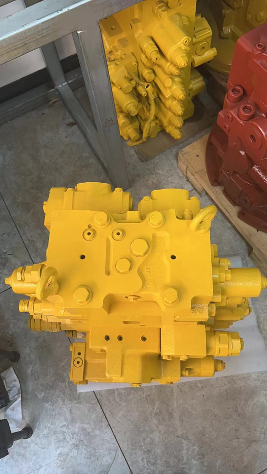 KOMATSU 723-48-26701 - Hydraulický ventil pro Rýpadlo: obrázek 1 KOMATSU 723-48-26701 - Hydraulický ventil pro Rýpadlo: obrázek 1