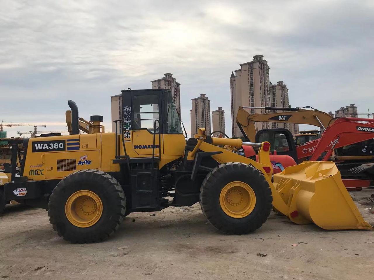 BACKHOE LOADER Certified Pre-Owned Komatsu WA380-3 | Heavy-Duty Loader for Mining/ Construction - Price Negotiable! - Kolový nakladač: obrázek 3 BACKHOE LOADER Certified Pre-Owned Komatsu WA380-3 | Heavy-Duty Loader for Mining/ Construction - Price Negotiable! - Kolový nakladač: obrázek 3