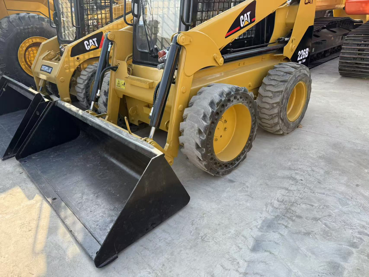 CATERPILLAR Used Mini Small CAT226B Skid Steer Loader in Stock with Best Review for Sale - Smykový nakladač: obrázek 4 CATERPILLAR Used Mini Small CAT226B Skid Steer Loader in Stock with Best Review for Sale - Smykový nakladač: obrázek 4