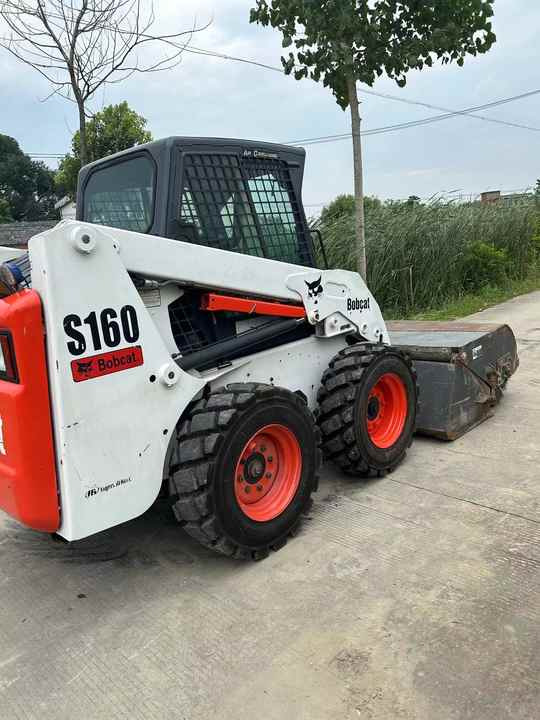 USED BOBCAT S160 Skid-steer Loader Bobcat S160 Carry Sweeper with Very Good Performance Is for Sale at a Low Price. - Smykový nakladač: obrázek 4 USED BOBCAT S160 Skid-steer Loader Bobcat S160 Carry Sweeper with Very Good Performance Is for Sale at a Low Price. - Smykový nakladač: obrázek 4