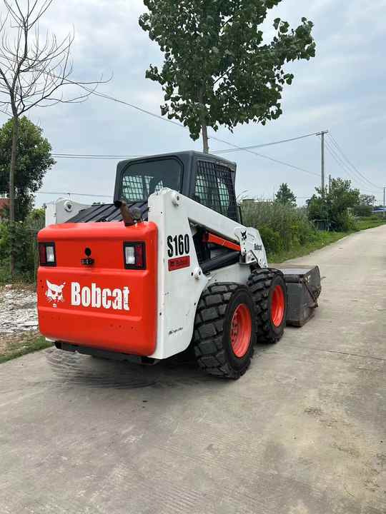 USED BOBCAT S160 Skid-steer Loader Bobcat S160 Carry Sweeper with Very Good Performance Is for Sale at a Low Price. - Smykový nakladač: obrázek 5 USED BOBCAT S160 Skid-steer Loader Bobcat S160 Carry Sweeper with Very Good Performance Is for Sale at a Low Price. - Smykový nakladač: obrázek 5