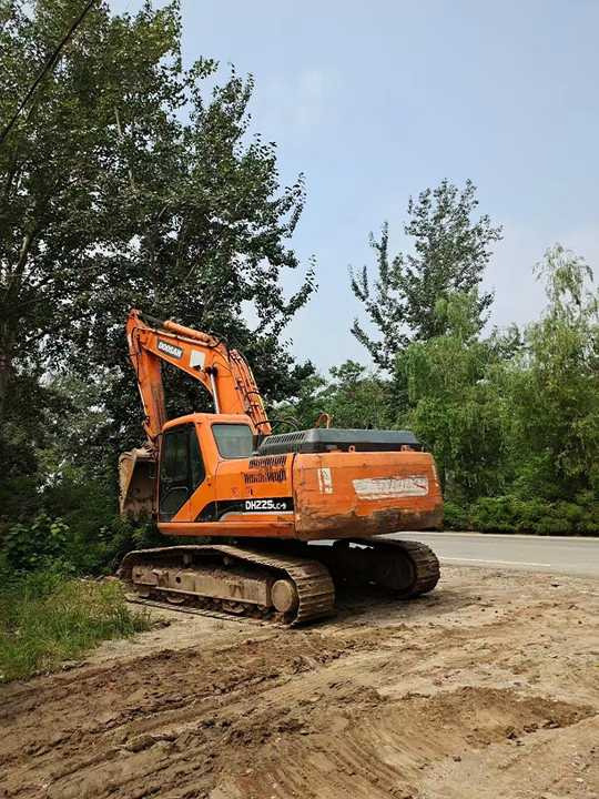 Used Digger DOOSAN DH225 Construction Machinery Construction Digger Used DOOSAN DH225 Cheap Excavator - Pásové rýpadlo: obrázek 2 Used Digger DOOSAN DH225 Construction Machinery Construction Digger Used DOOSAN DH225 Cheap Excavator - Pásové rýpadlo: obrázek 2