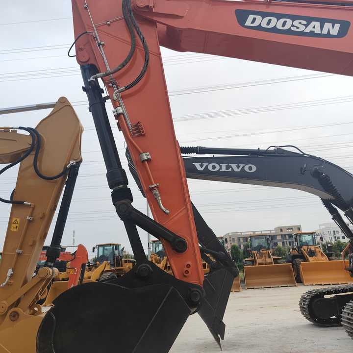 Used Digger DOOSAN DX300 Construction Machinery Construction Digger Used DOOSAN DX300 Cheap Excavator - Pásové rýpadlo: obrázek 5 Used Digger DOOSAN DX300 Construction Machinery Construction Digger Used DOOSAN DX300 Cheap Excavator - Pásové rýpadlo: obrázek 5