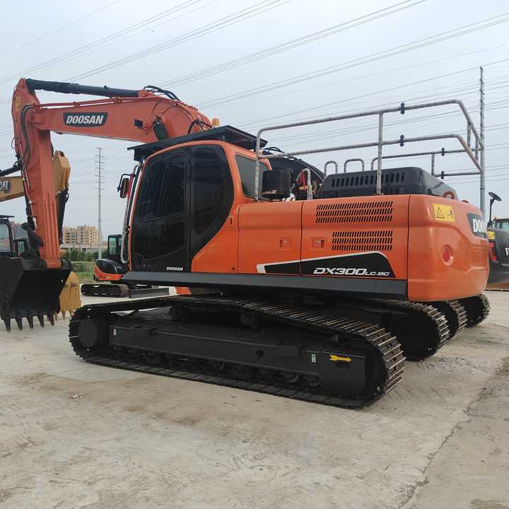 Used Digger DOOSAN DX300 Construction MachineryConstruction Digger Used DOOSAN DX300 Cheap Excavator - Pásové rýpadlo: obrázek 1 Used Digger DOOSAN DX300 Construction MachineryConstruction Digger Used DOOSAN DX300 Cheap Excavator - Pásové rýpadlo: obrázek 1