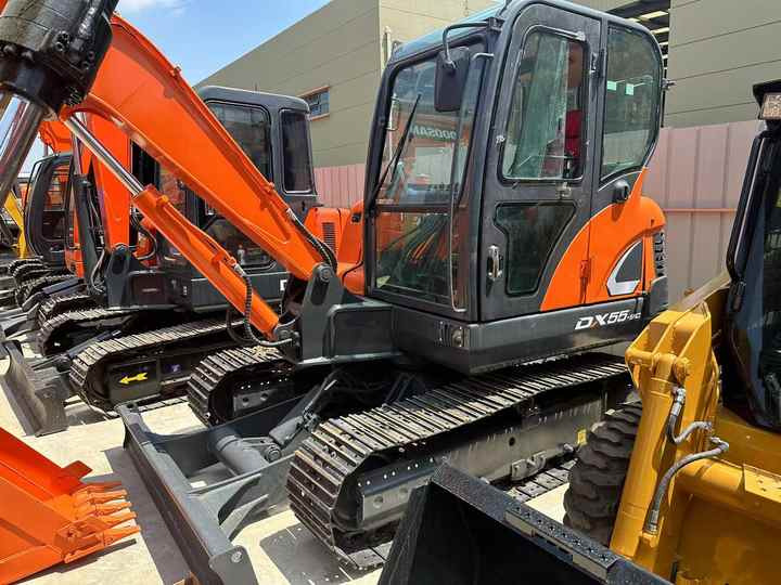 Used Digger DOOSAN DX55 Construction Machinery Construction Digger Used DOOSAN DX55 Cheap Excavator - Pásové rýpadlo: obrázek 3 Used Digger DOOSAN DX55 Construction Machinery Construction Digger Used DOOSAN DX55 Cheap Excavator - Pásové rýpadlo: obrázek 3
