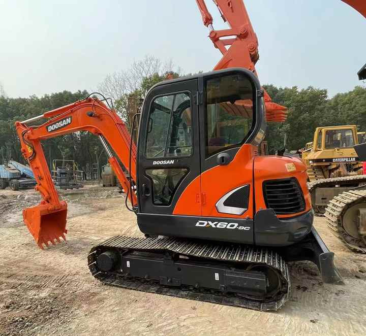 Used Digger DOOSAN DX60 Construction Machinery Construction Digger Used DOOSAN DX60 Cheap Excavator - Pásové rýpadlo: obrázek 3 Used Digger DOOSAN DX60 Construction Machinery Construction Digger Used DOOSAN DX60 Cheap Excavator - Pásové rýpadlo: obrázek 3