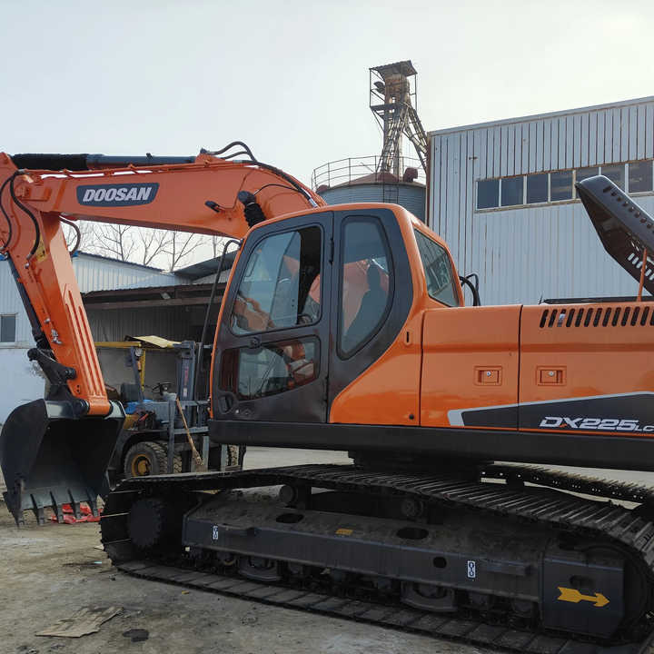 Used Excavator Doosan DX225LC-9 Excavators Mini Equipment Earth Moving Machinery Doosan Digger Excavator for Sale - Pásové rýpadlo: obrázek 3 Used Excavator Doosan DX225LC-9 Excavators Mini Equipment Earth Moving Machinery Doosan Digger Excavator for Sale - Pásové rýpadlo: obrázek 3