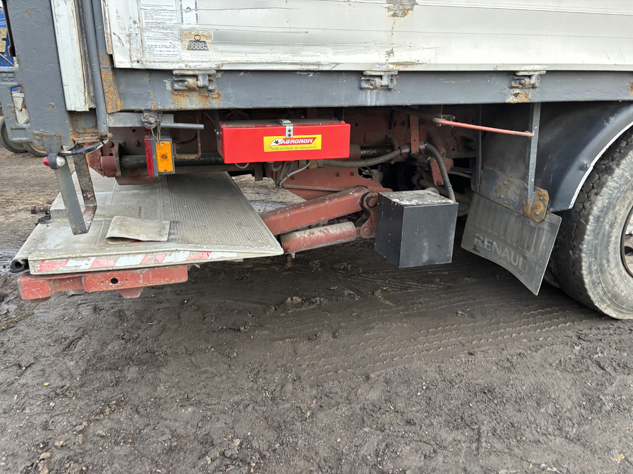 RENAULT Premium 260 - Plachtový nákladní auto: obrázek 3 RENAULT Premium 260 - Plachtový nákladní auto: obrázek 3