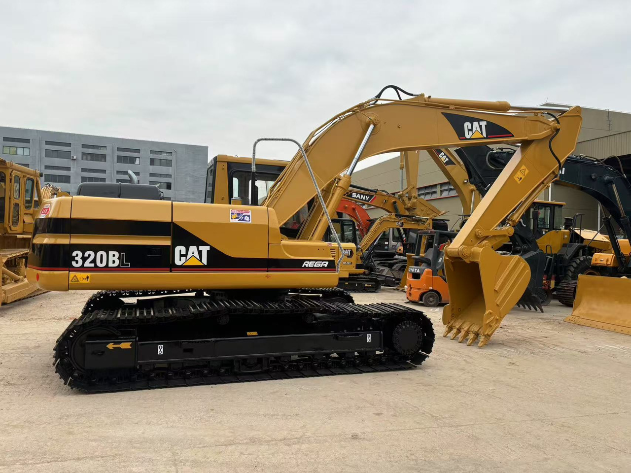 CATERPILLAR 320B - Pásové rýpadlo: obrázek 3 CATERPILLAR 320B - Pásové rýpadlo: obrázek 3