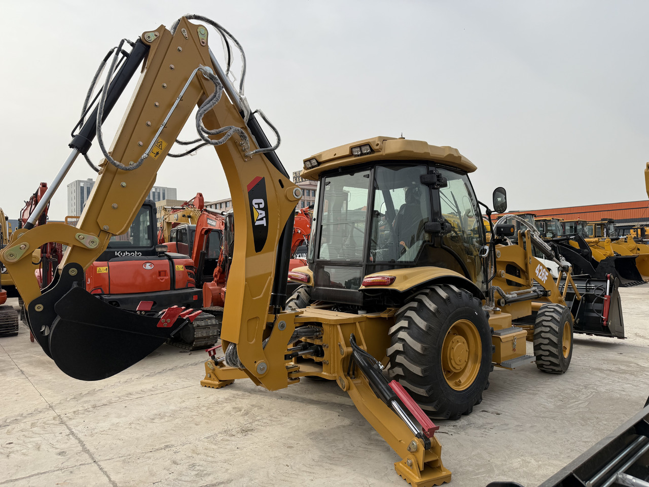 CATERPILLAR 426F - Rýpadlo-nakladač: obrázek 4 CATERPILLAR 426F - Rýpadlo-nakladač: obrázek 4