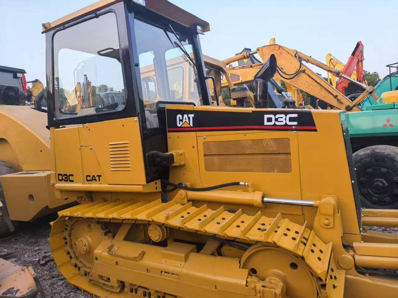 CATERPILLAR D3C - Buldozer: obrázek 3 CATERPILLAR D3C - Buldozer: obrázek 3