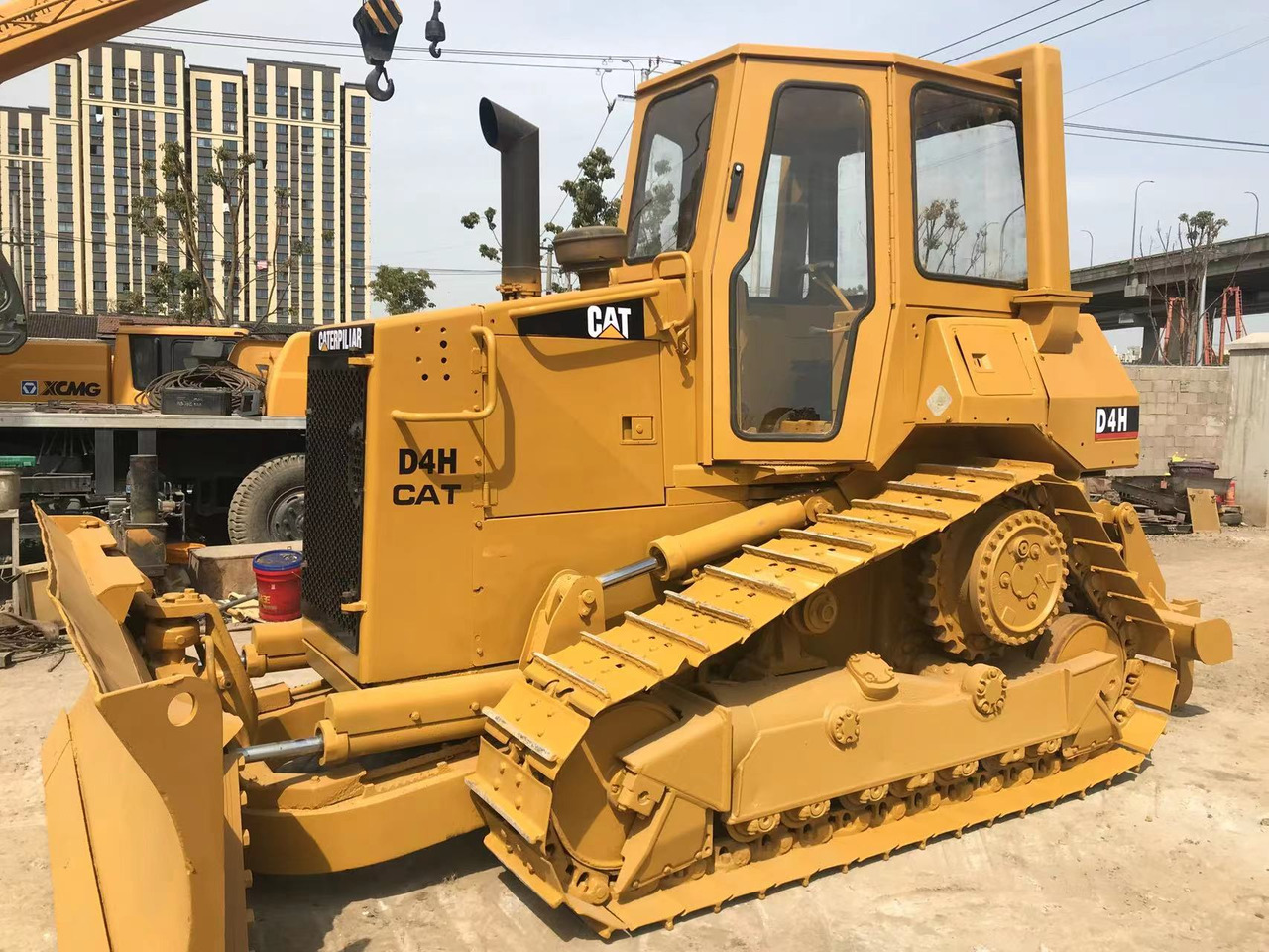 CATERPILLAR D4H - Buldozer: obrázek 3 CATERPILLAR D4H - Buldozer: obrázek 3
