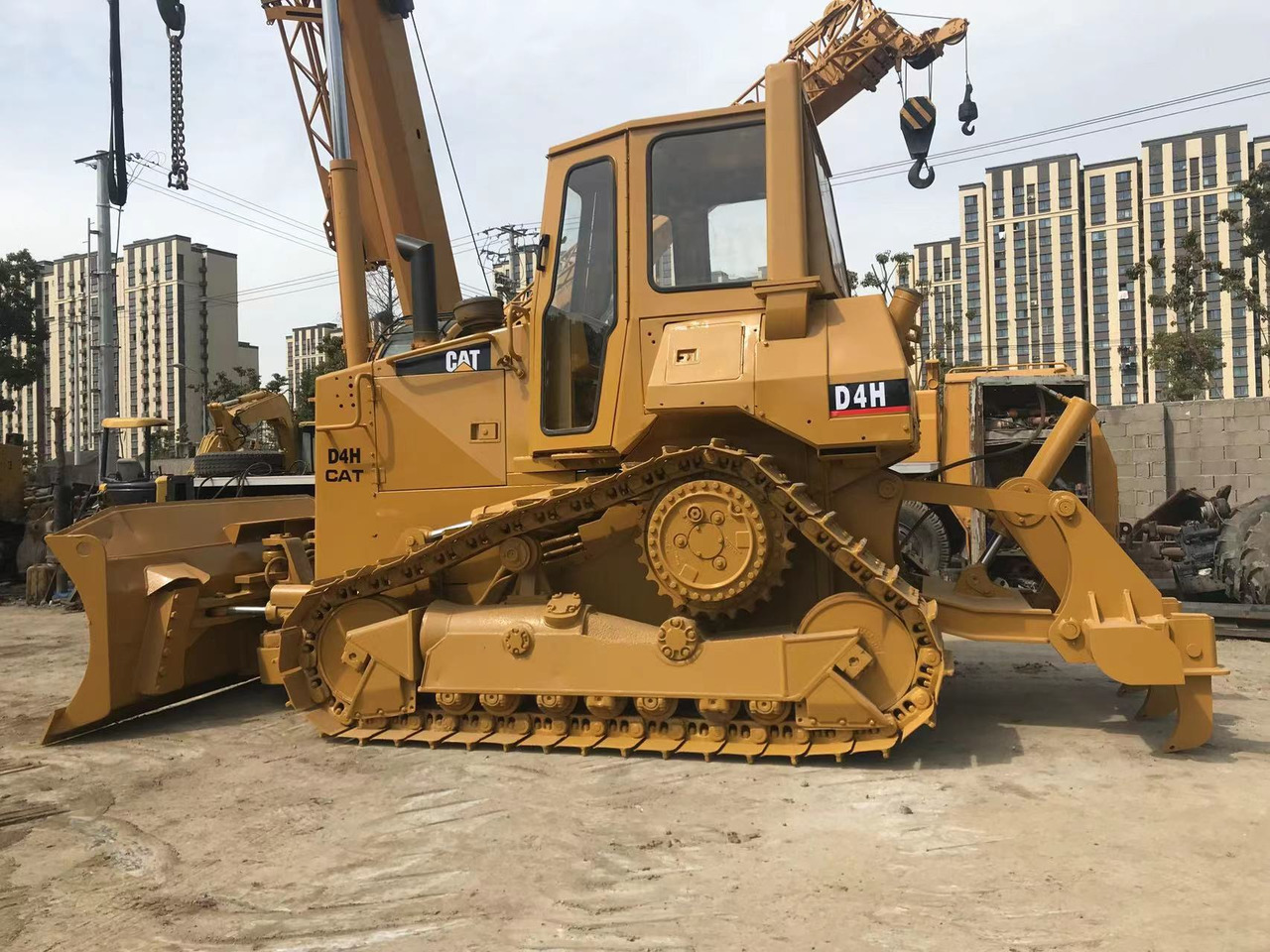 CATERPILLAR D4H - Buldozer: obrázek 2 CATERPILLAR D4H - Buldozer: obrázek 2