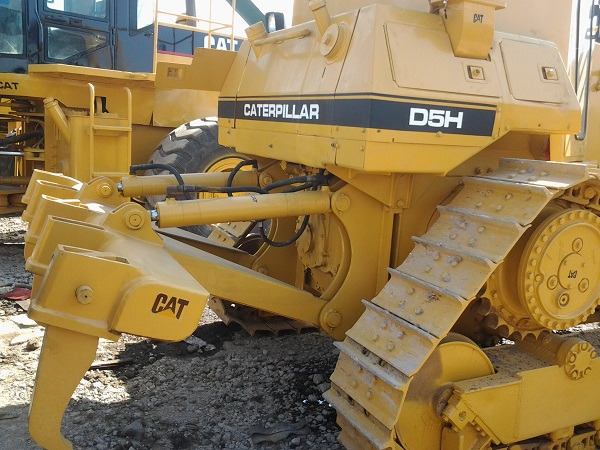 CATERPILLAR D5H - Buldozer: obrázek 5 CATERPILLAR D5H - Buldozer: obrázek 5