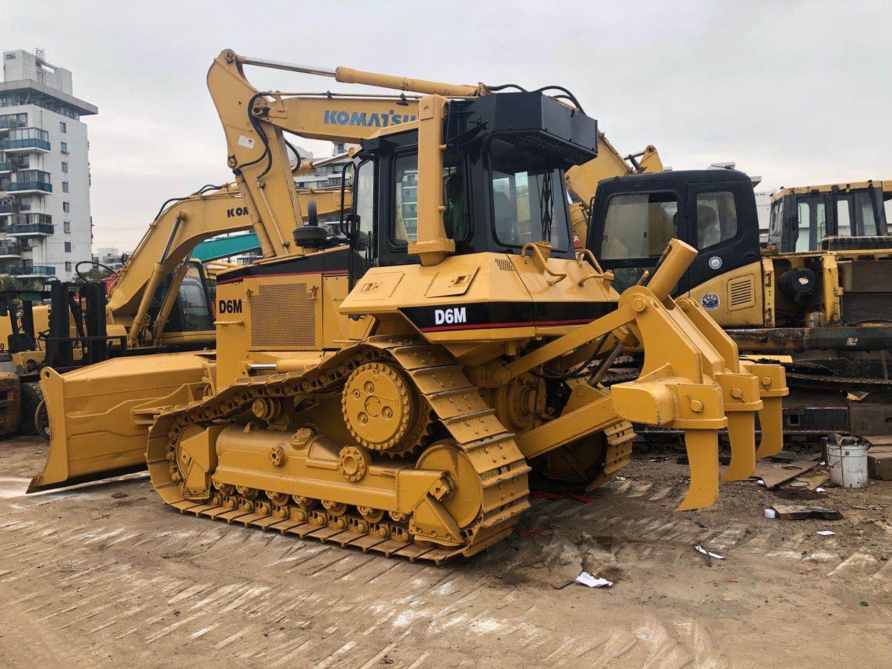 CATERPILLAR D6M - Buldozer: obrázek 2 CATERPILLAR D6M - Buldozer: obrázek 2