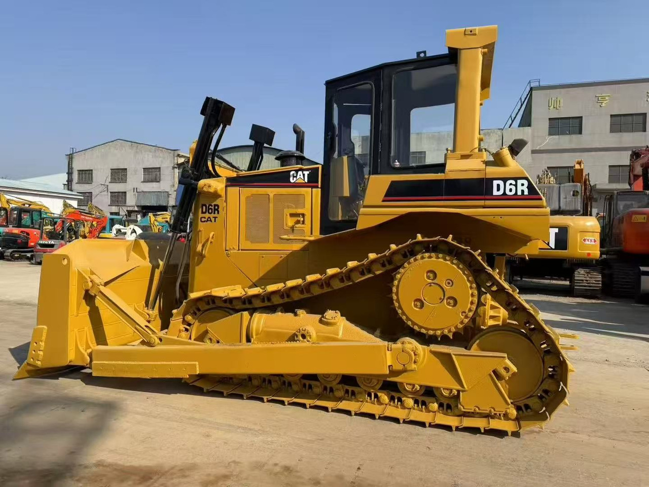 CATERPILLAR D6R - Buldozer: obrázek 3 CATERPILLAR D6R - Buldozer: obrázek 3