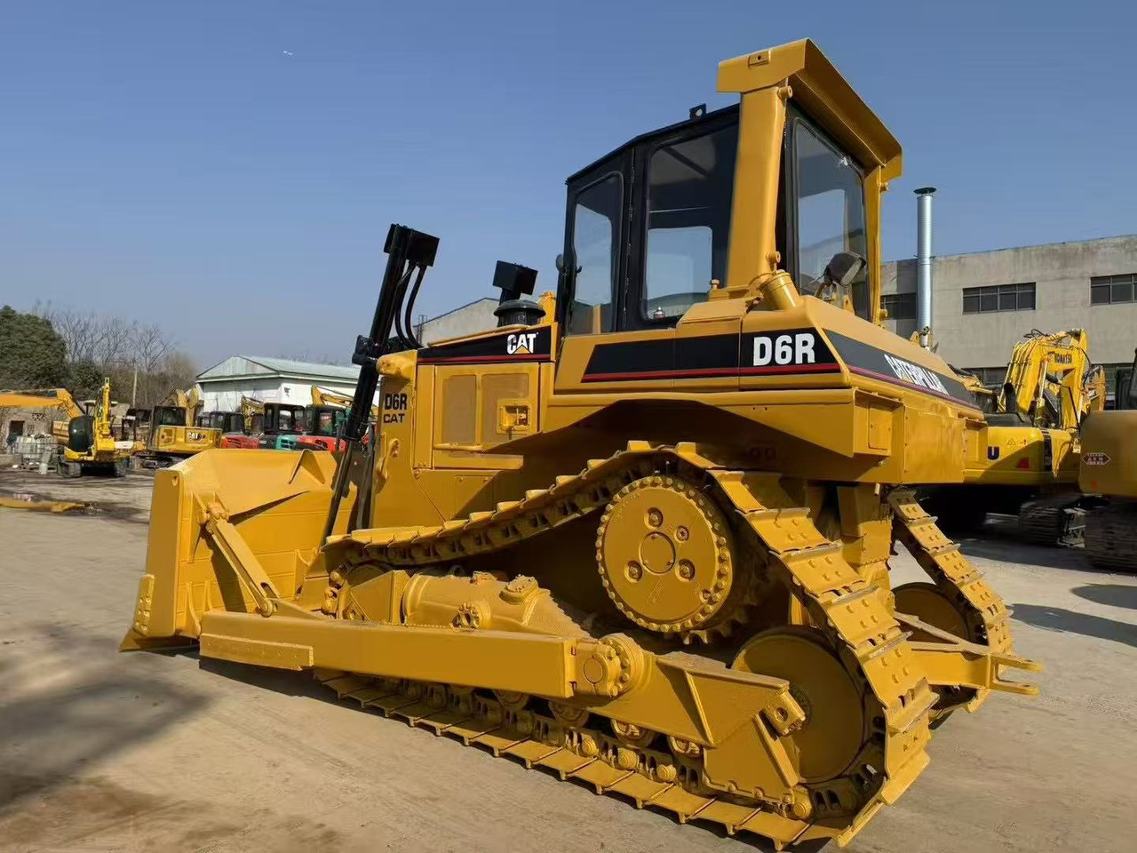 CATERPILLAR D6R - Buldozer: obrázek 2 CATERPILLAR D6R - Buldozer: obrázek 2
