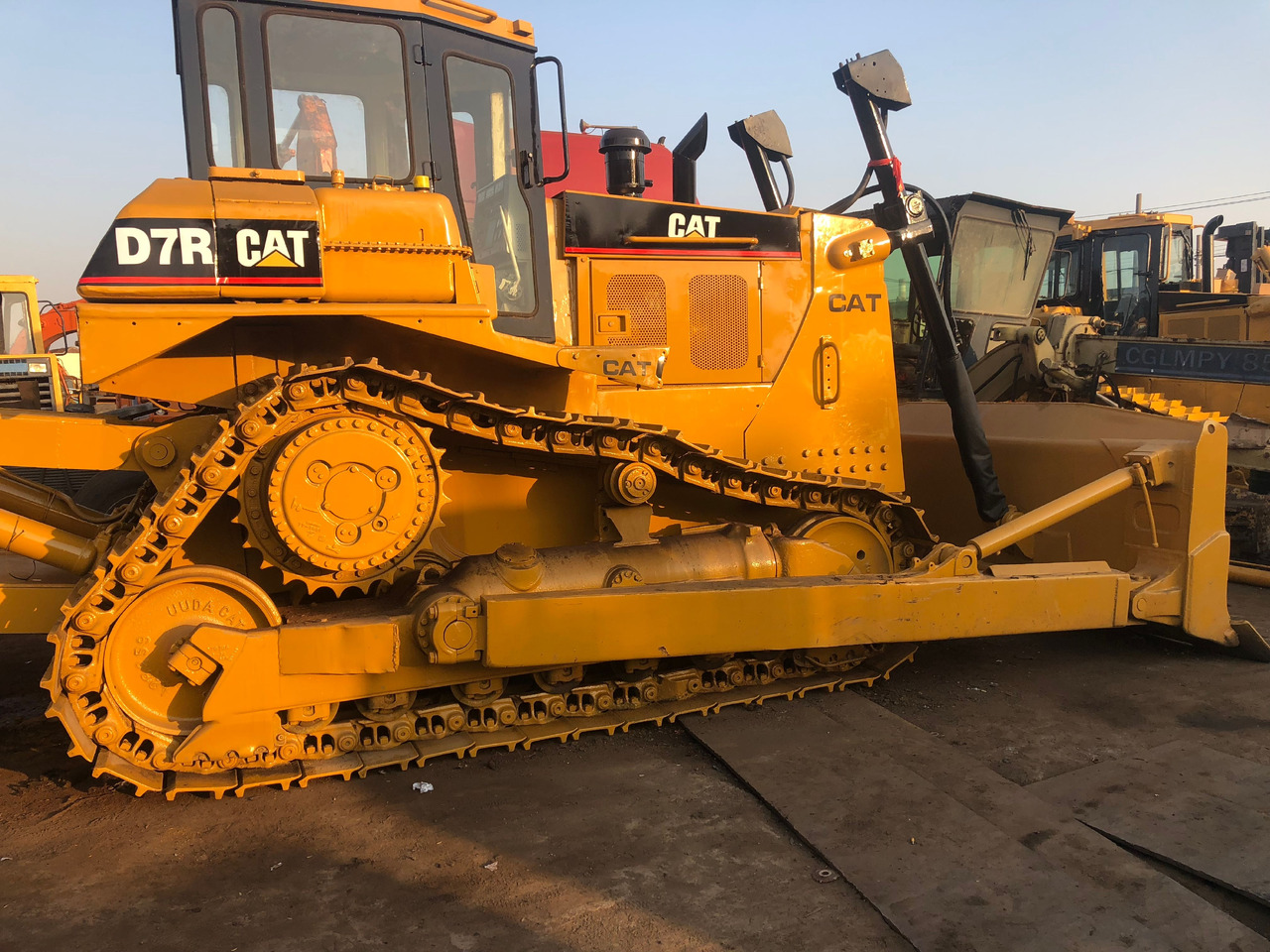 CATERPILLAR D7R - Buldozer: obrázek 3 CATERPILLAR D7R - Buldozer: obrázek 3