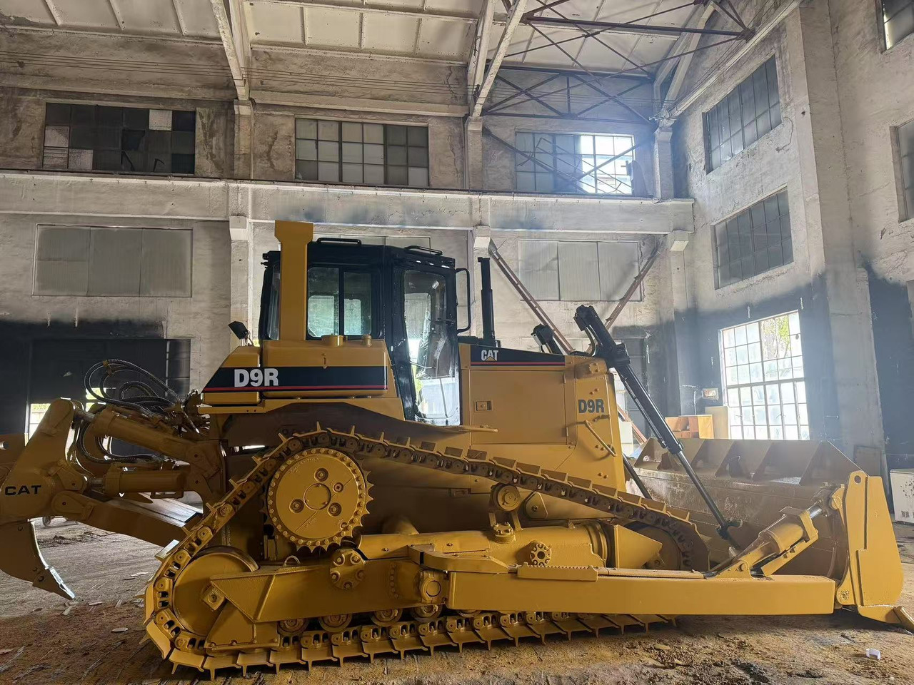 CATERPILLAR D9R - Buldozer: obrázek 2 CATERPILLAR D9R - Buldozer: obrázek 2