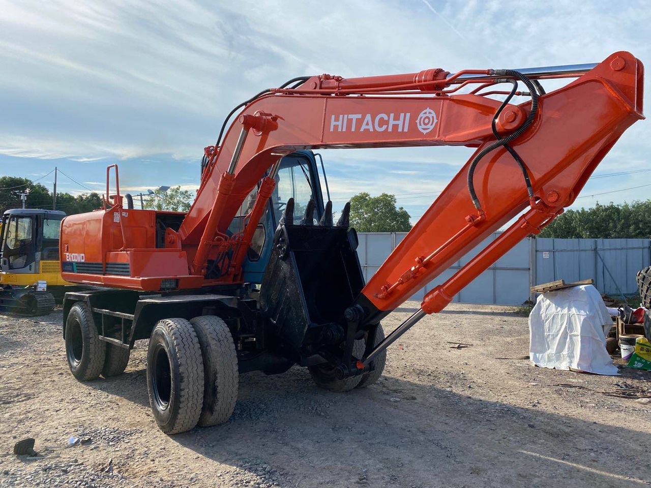 HITACHI EX100WD - Kolesové rýpadlo: obrázek 2 HITACHI EX100WD - Kolesové rýpadlo: obrázek 2