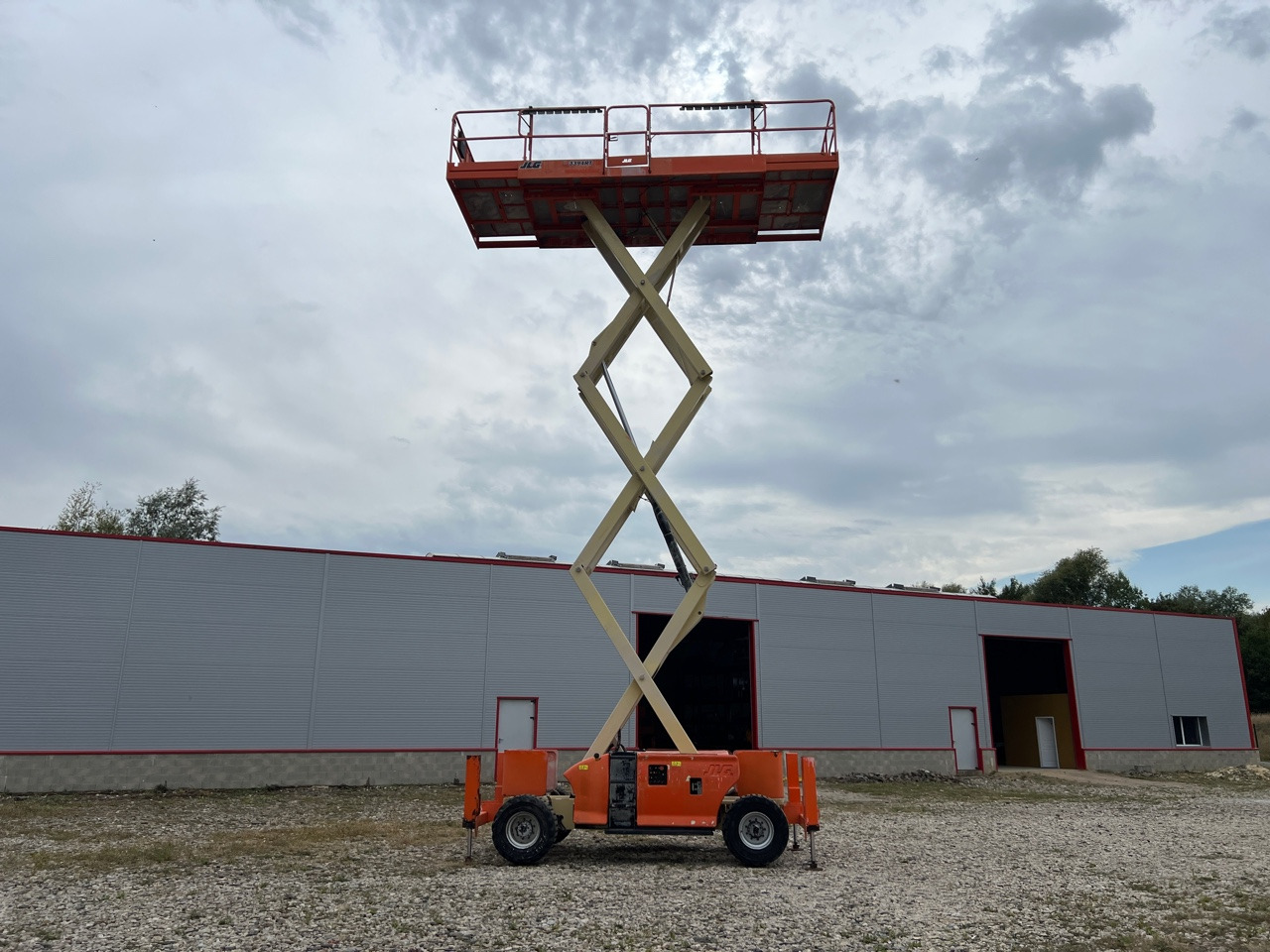 JLG 3394RT - Nůžková plošina: obrázek 2 JLG 3394RT - Nůžková plošina: obrázek 2